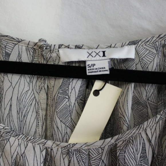 🚨 XXI Navy & Beige Blouse Size S/P - Picture 2 of 4